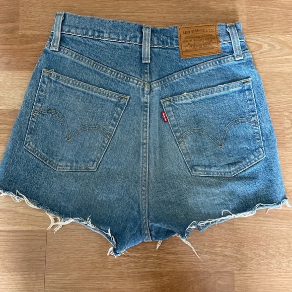 Levi’s Ribcage Shorts Medium Wash - Picture 2 of 4